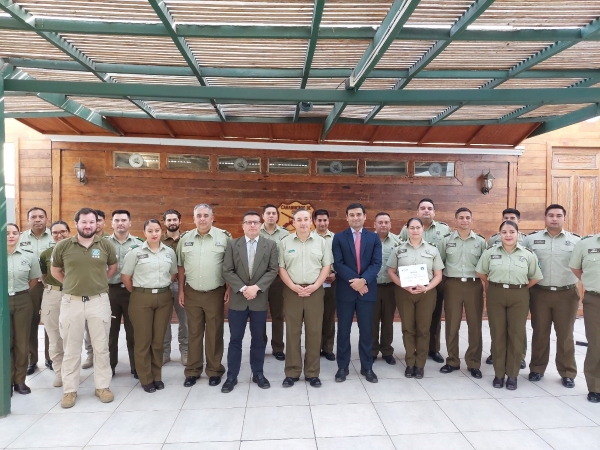 Los carabineros graduados en la Academia de Derechos Humanos y las m&aacute;ximas jefaturas institucionales.
