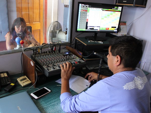 La facilitadora intercultural In&eacute;s Flores Huanca junto a Rodrigo Chamber, conductor del programa de entrevistas de Radio Andina.