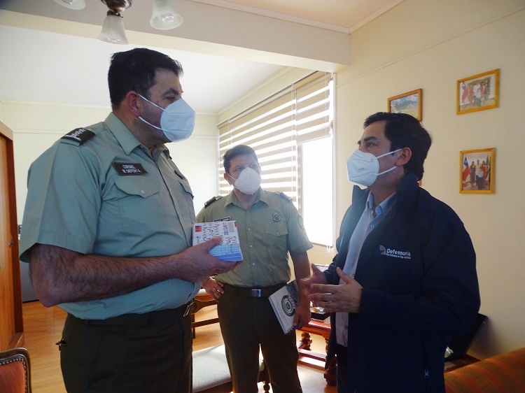 El prefecto de Carabineros de Antofagasta, Walter Siefert, agradeci&oacute; al Defensor Regional (S) el material gr&aacute;fico entregado.