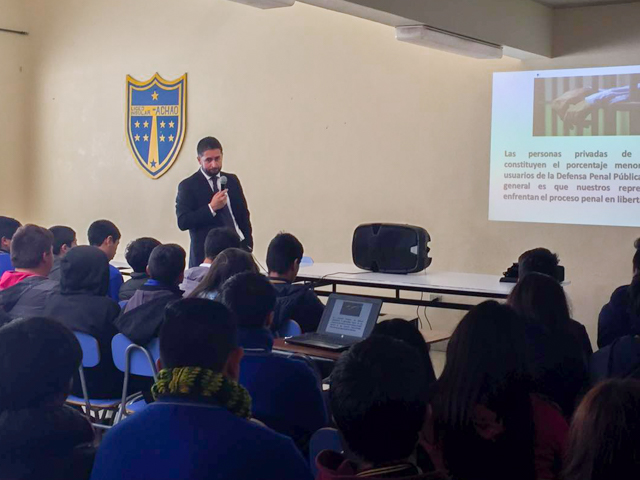 Claudio Herrera dialog&oacute; con los alumnos del Liceo Insular de Quinchao por m&aacute;s de una hora.