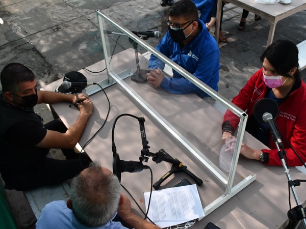 Las autoridades de Tarapac&aacute; en la mesa de transmisi&oacute;n radial desde donde se emiti&oacute; el programa especial por el D&iacute;a de la Mujer.
