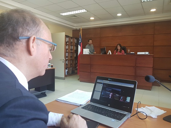 El Defensor Regional del Biob&iacute;o durante la exitosa instalaci&oacute;n del sistema de videoconferencia en el Tribunal de Garant&iacute;a de San Pedro de la Paz.