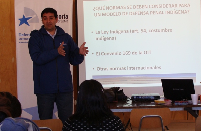 El defensor jefe de Calama durante la reuni&oacute;n con los funcionarios municipales de Ollag&uuml;e.