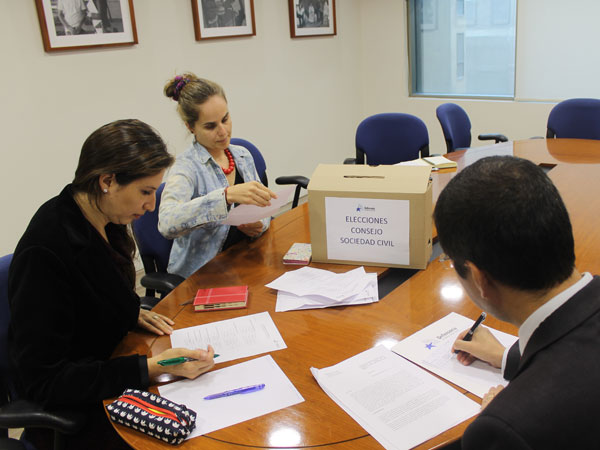 Los abogados Carolina Contreras (Fundaci&oacute;n ProBono), Delfina Lawson (Universidad Diego Portales) y Cristi&aacute;n San Mart&iacute;n (Defensor&iacute;a).