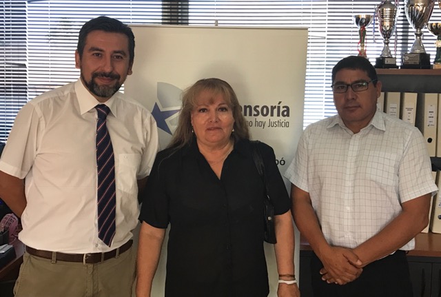 El jefe (s) de estudios, Boris Hrzic, y su asistente, Cristian Villalobos, reciben los agradecimientos de la se&ntilde;ora Elba Mercado.