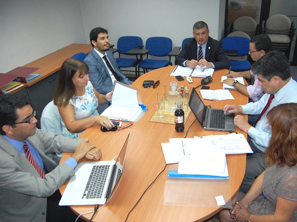 Los integrantes del Comit&eacute; de Adjudicaci&oacute;n Regional sesionaron en dependencias de la Defensor&iacute;&shy;a de Tarapac&aacute;.
