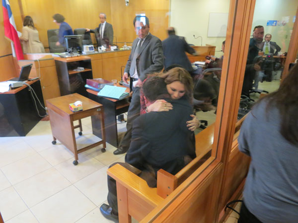Tras el fallo que lo absolvi&oacute;, el capit&aacute;n de Carabineros se abraz&oacute; con su familia y tambi&eacute;n con sus defensores p&uacute;blicos.