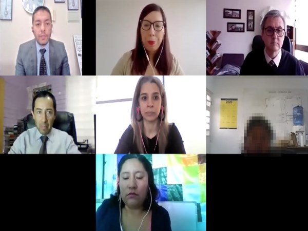 Vista de los intervinientes en la audiencia de juicio oral con asistencia intercultural.