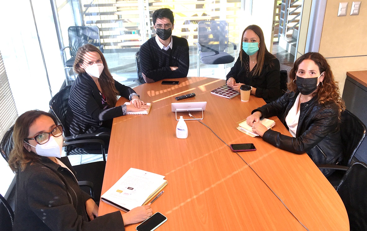 La Defensora Regional Daniela B&aacute;ez y la acad&eacute;mica Marcela Briones dieron por iniciado el trabajo conjunto en apoyo de los funcionarios de la DRMN.