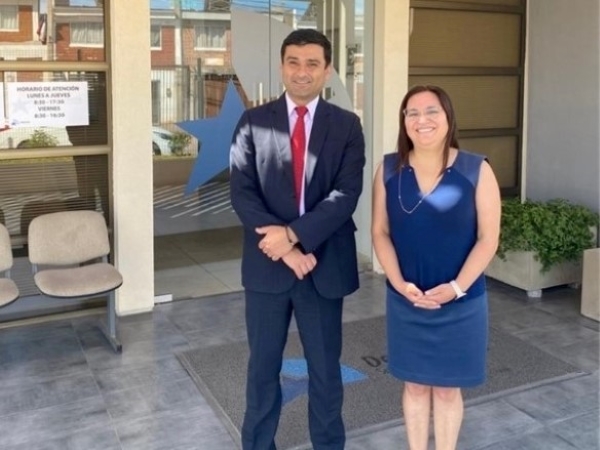 El jefe nacional y la jefa regional de Estudios de la instituci&oacute;n en dependencias de la Defensor&iacute;a Local de Alto Hospicio.