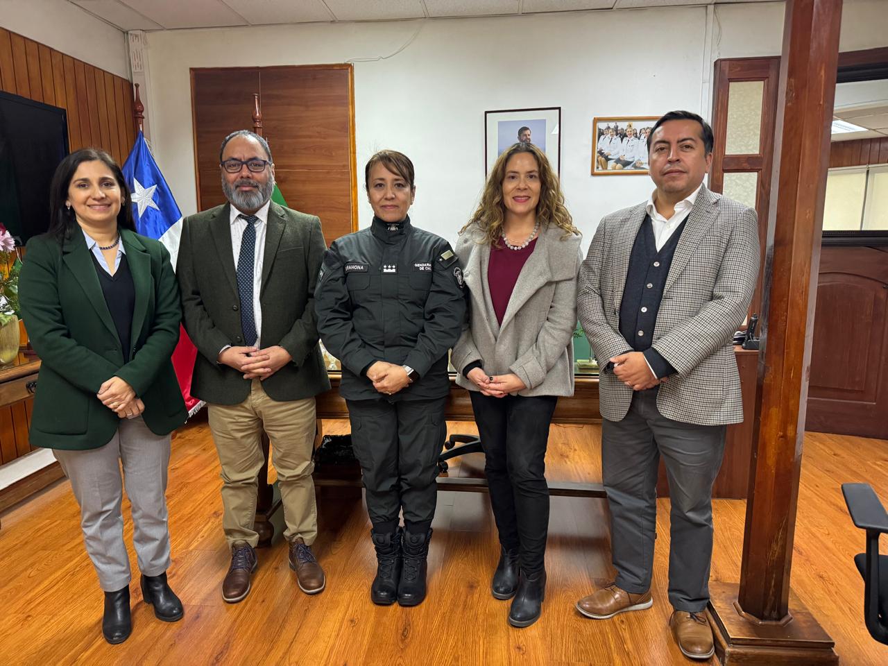 Los Defensores Metropolitanos Daniela B&aacute;ez y Crhistian Basualto, junto a sus jefes de Estudios y a la directora Regional de Gendarmer&iacute;a.