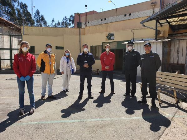 El Defensor Regional de Valpara&iacute;so, Claudio P&eacute;rez (al centro), durante la visita al complejo penitenciario de la ciudad.