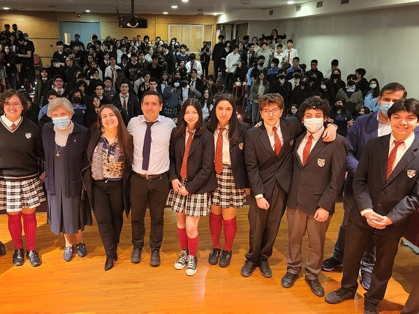 Un masiva concurrencia logr&oacute; el encuentro, en el que los j&oacute;venes fueron protagonistas. Al finalizar compartieron con las autoridades y el defensor.