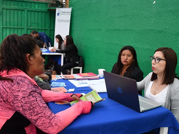 La defensora p&uacute;blica Carolina Lagos (derecha) y la facilitadora intercultural Ayde&eacute; L&oacute;pez.