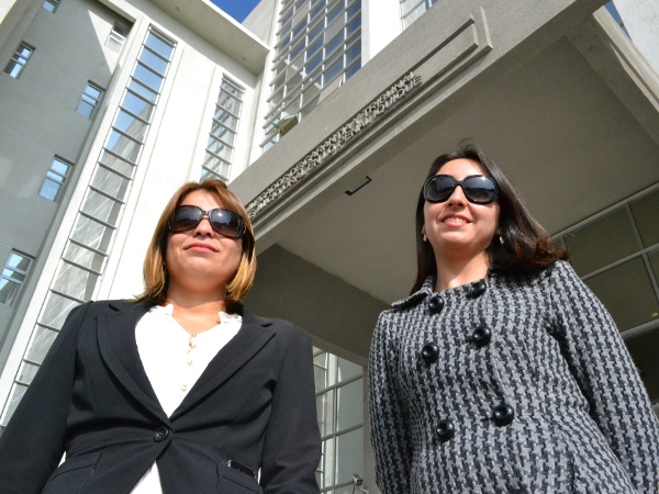 Las defensoras penales p&uacute;blicas B&aacute;rbara Chand&iacute;a (izquierda)  y Paulina Avila, a la salida del tribunal.