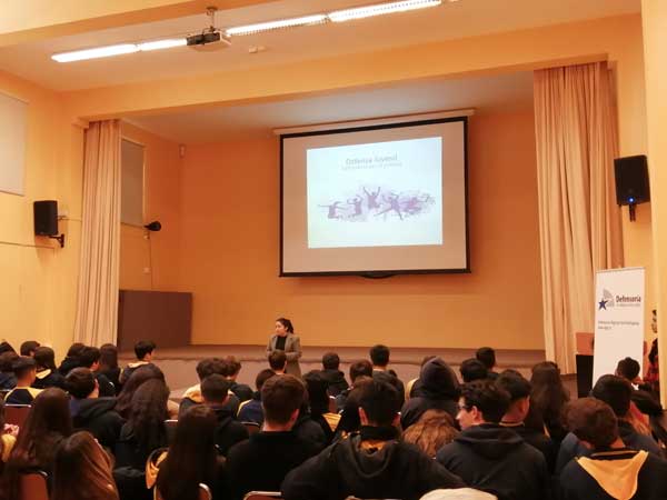 La charla de la defensora p&uacute;blica juvenil Nolvia Collao fue seguida con atenci&oacute;n por m&aacute;s de 80 estudiantes.