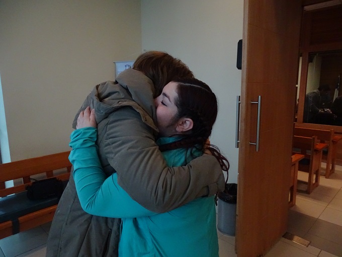 Defensora Regional e imputada se fundieron en un emotivo abrazo tras la absoluci&oacute;n.