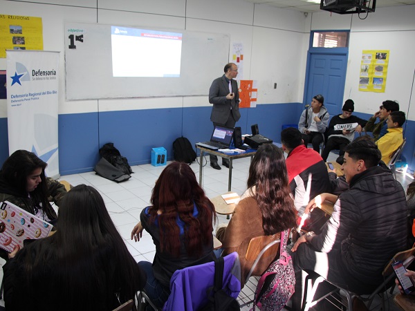 En dos charlas, los estudiantes de primero y segundo medio conocieron y se sorprendieron con los detalles del &ldquo;Proyecto Inocentes&rdquo;.
