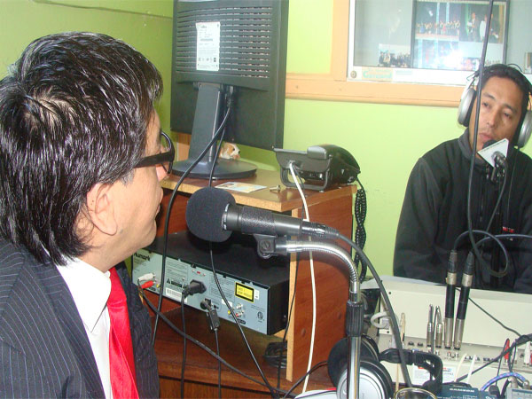 Roberto Vega en los estudios de Radio Carnaval, durante la emisi&oacute;n de la entrevista.
