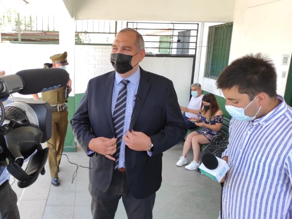 El defensor local jefe de Maip&uacute;, Marcelo Aceituno, se entrevist&oacute; con el detenido en la comisar&iacute;a local.