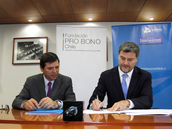La alianza estrat&eacute;gica fue suscrita por el presidente de la Fundaci&oacute;n Pro Bono, Pablo Guerrero (izquierda), y por el Defensor Nacional, Andr&eacute;s Mahnke.
