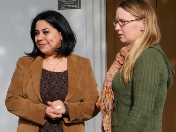 La defensora p&uacute;blica Carole Montory y su representada, Calissa Ballard.