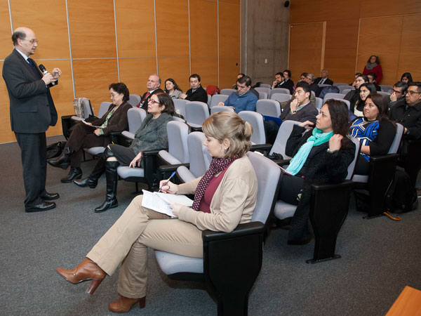 El director del SML, Patricio Bustos, y la jefa de Estudios de la Defensor&iacute;a, Francisca Werth (en primer plano), durante el curso de capacitaci&oacute;n.