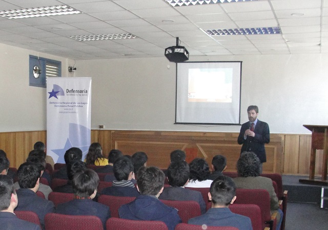 El defensor juvenil Felipe Ahrens instruy&oacute; a los estudiantes sobre la responsabilidad penal adolescente.