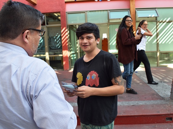 La entrega de folletos en los campus abri&oacute; la conversaci&oacute;n hacia los temas de la justicia penal. 