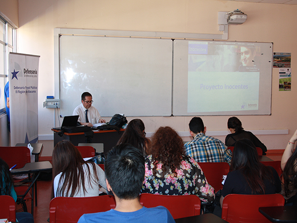 El defensor local jefe de Copiap&oacute;, Eugenio Navarro, present&oacute; el "Proyecto Inocentes" ante alumnos de derecho de la Universidad de Atacama.