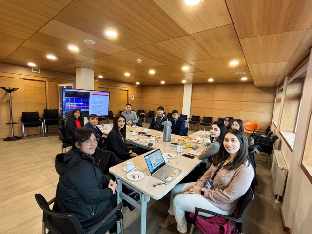 Las y los estudiantes fueron recibidos por el equipo de la Unidad de Estudios. 