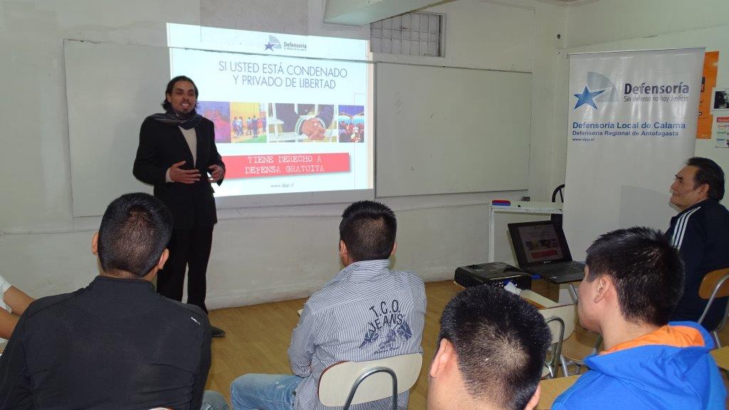 El defensor penitenciario Francisco Hern&aacute;ndez dio una charla a bolivianos privados de libertad en Calama.