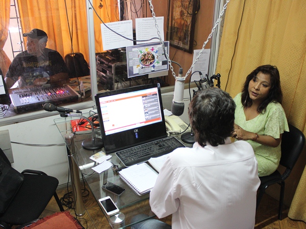 In&eacute;s Flores junto al locutor Miguel &Aacute;ngel Leiva, de radio Puerta Norte, explicando la defensa especializada ind&iacute;gena..