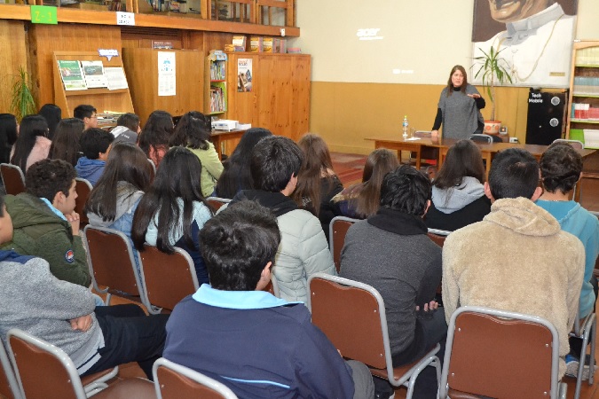 En total, 45 estudiantes participaron en la charla que dict&oacute; la defensora juvenil Paula P&eacute;rez.