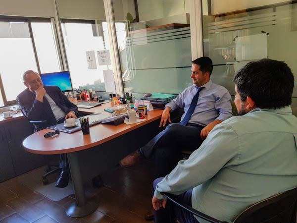 El Defensor Regional de Los Lagos se reuni&oacute; con el equipo de Puerto Varas: defensor local y asistente.