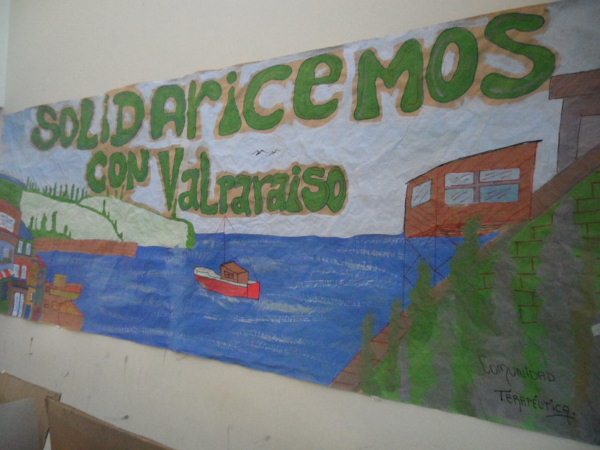 Este cartel fue pintado por los internos de la c&aacute;rcel concesionada de Rancagua, para difundir su campa&ntilde;a solidaria.