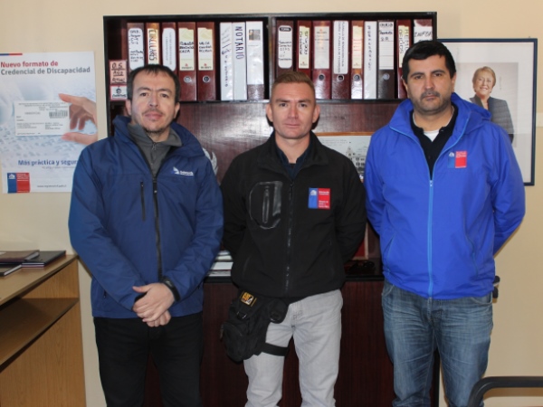 El Defensor Regional, Claudio G&aacute;lvez; el oficial civil de Visviri, Ernest Gaspar, y el director regional del Registro Civil.