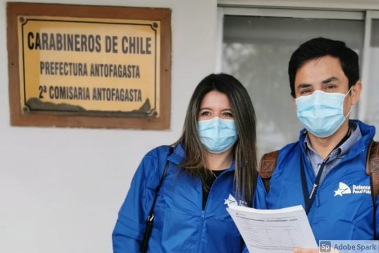 La defensora local jefe de Antofagasta y el jefe de Estudios durante el primer turno del piloto de defensa en comisar&iacute;as.