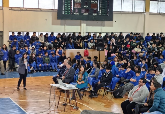 El equipo de la Unidad de Estudios convers&oacute; con j&oacute;venes del liceo "Narciso Tondreau", en Chill&aacute;n.