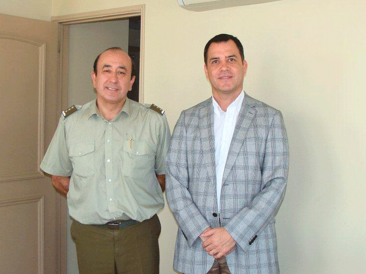 El director del departamento de derechos humanos de Carabineros, coronel Rodney Weber junto al Defensor Regional de O'Higgins, Alberto Ortega.