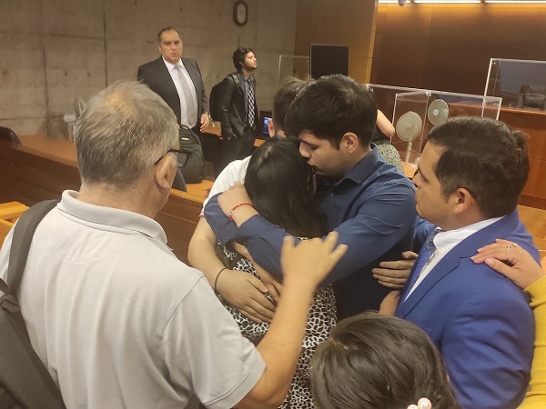 Camilo Aliste recibi&oacute; el cari&ntilde;o y el apoyo de su familia tras conocer el fallo en su contra.