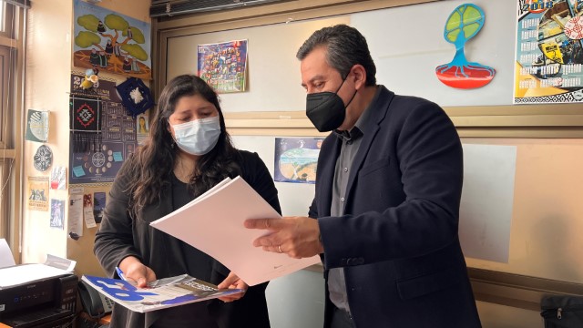 Boris Hrzic entreg&oacute; a Blanca Vargas material de difusi&oacute;n y ejemplares de la "Revista 93" de la Defensor&iacute;a.