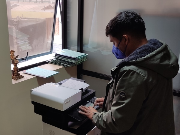 Carlos en la Defensor&iacute;a, manipulando ahora mecanismos y herramientas muy diferentes a redes y anzuelos.