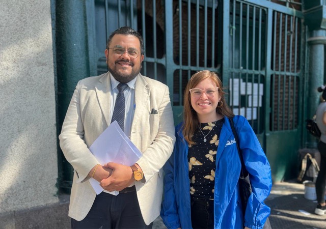 El defensor penitenciario Carlos Vera y la trabajadora social Carla Manniello al salir del CDP Santiago Sur.