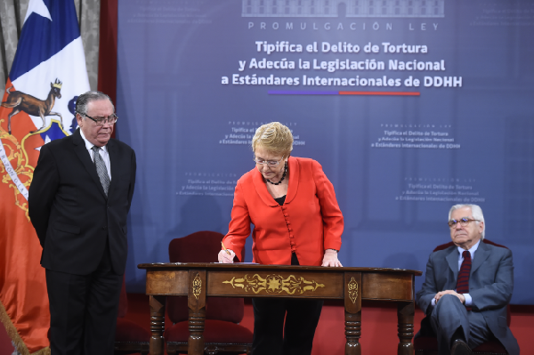 (foto: presidencia.cl) La Presidenta promulg&oacute; hoy la ley que tipifica los delitos de tortura y de tratos crueles, inhumanos y degradantes.