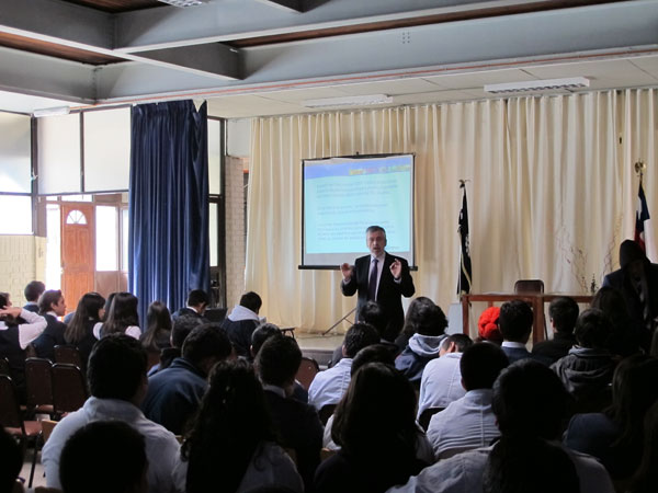 Tras la charla del Defensor Regional, Eduardo Morales, hubo atenci&oacute;n individual para los alumnos que lo requirieron.