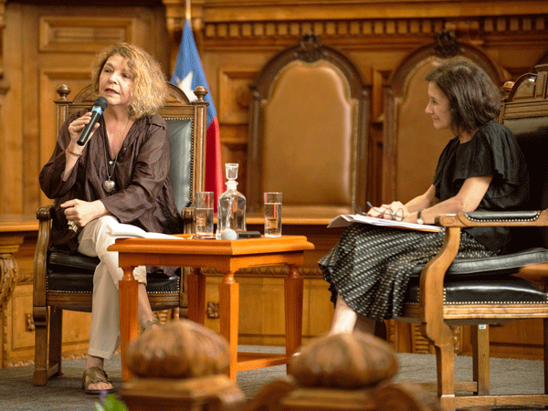 Una imagen del di&aacute;logo-ponencia entre Sonia Montecino (izquierda) y la ministra Andrea Mu&ntilde;oz.