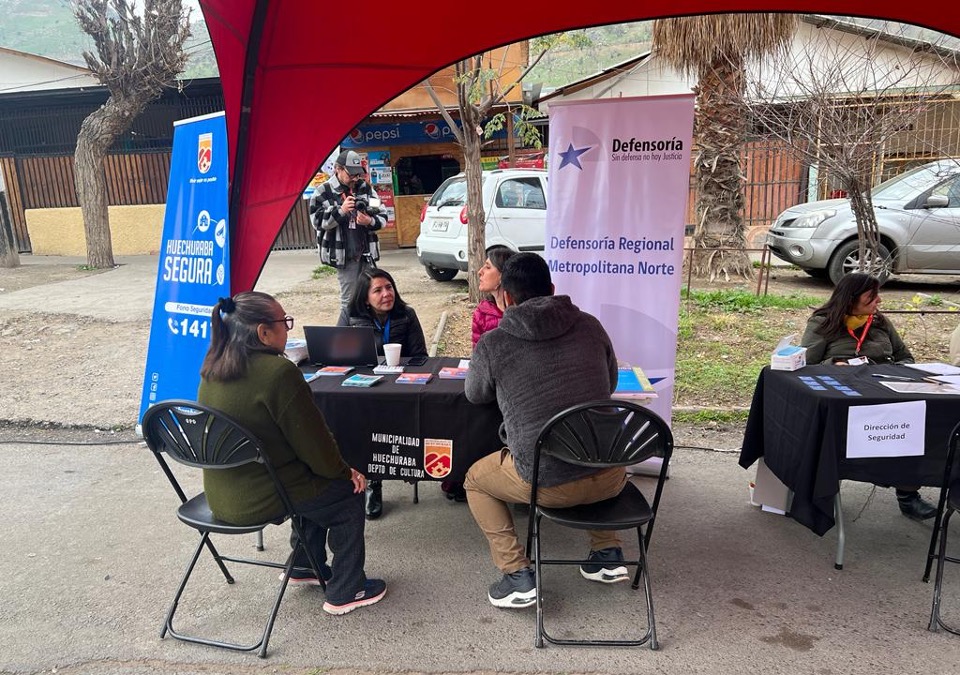El equipo de la DRMN desplegado en la feria territorial, orientando a vecinas y vecinos de "La Pincoya".