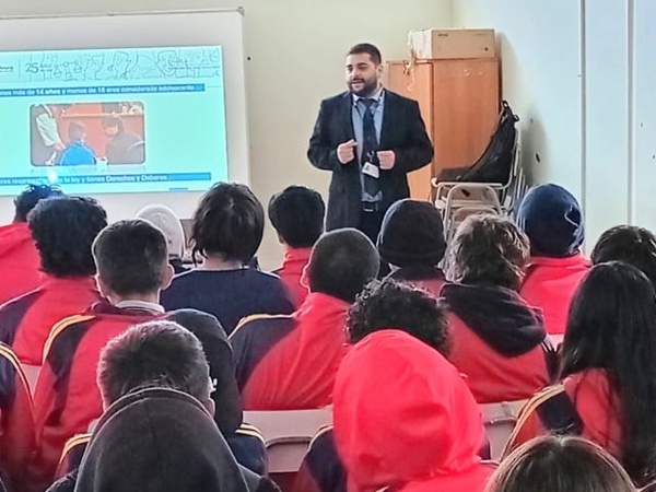 Defensor local de Taltal expuso a estudiantes sobre derechos y consecuencias legales en responsabilidad penal juvenil