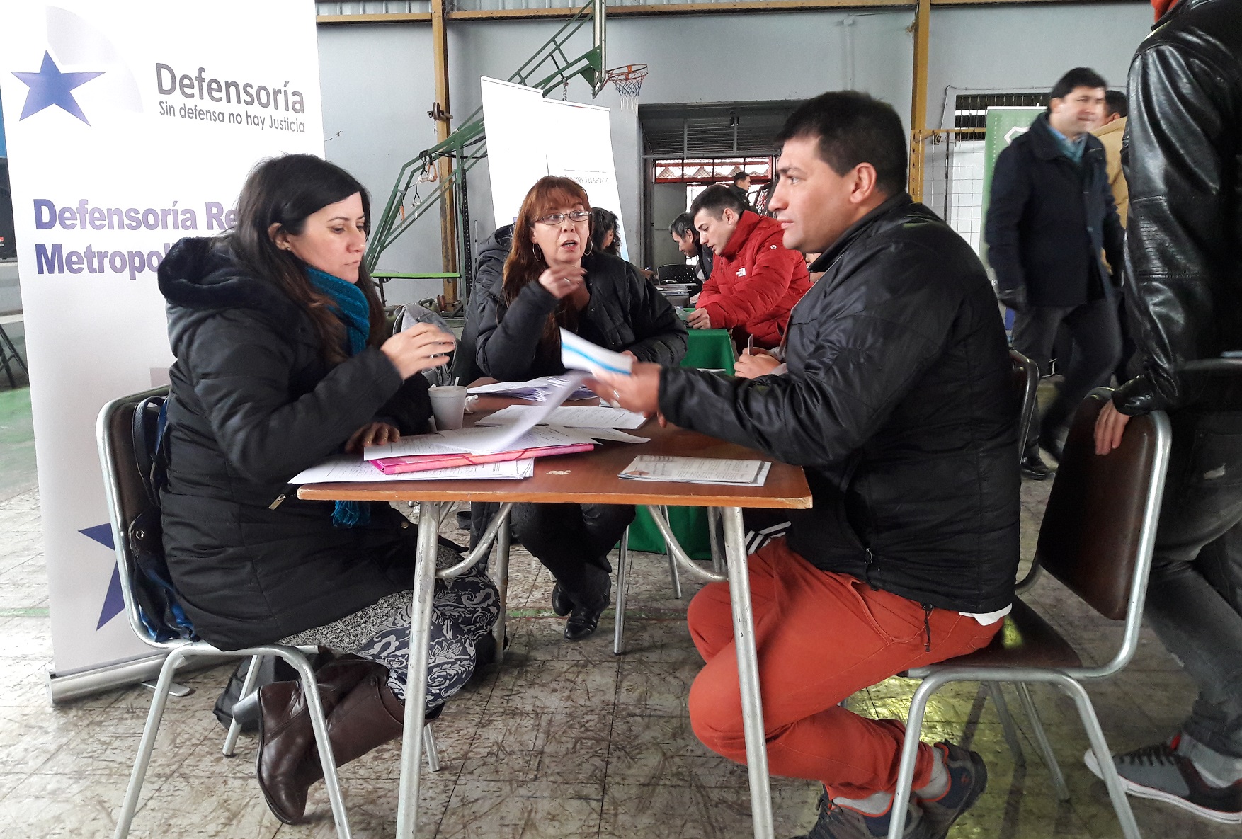 Las defensoras penitenciarias Tamara Vega y Georgina Lucero dialogan con un interno del penal Colina I.